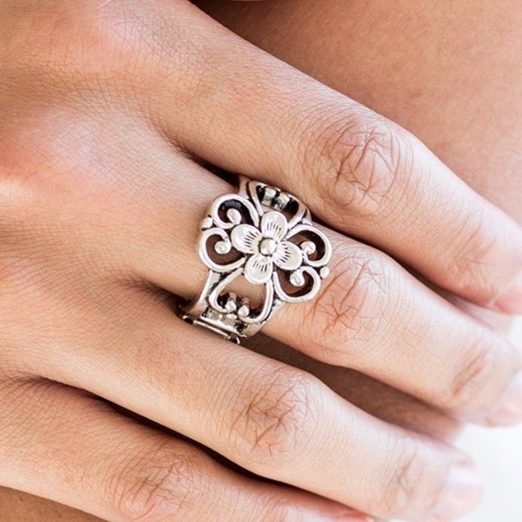 paparazzi Jewelry - Free with Bundle Summer Eden Silver Ring paparazzi Jewelry - Free with Bundle Summer Eden Silver Ring